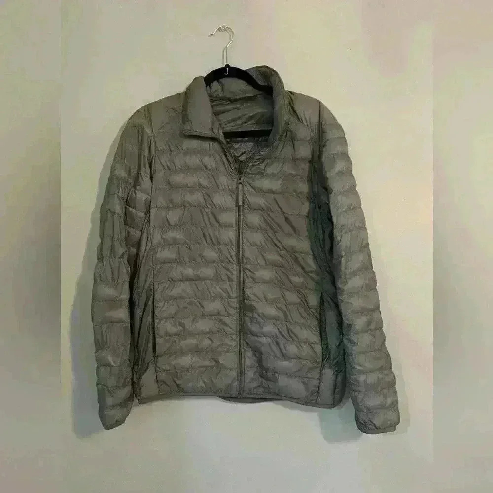 Uniqlo packable Grey Puffy Zip up coat size Medium